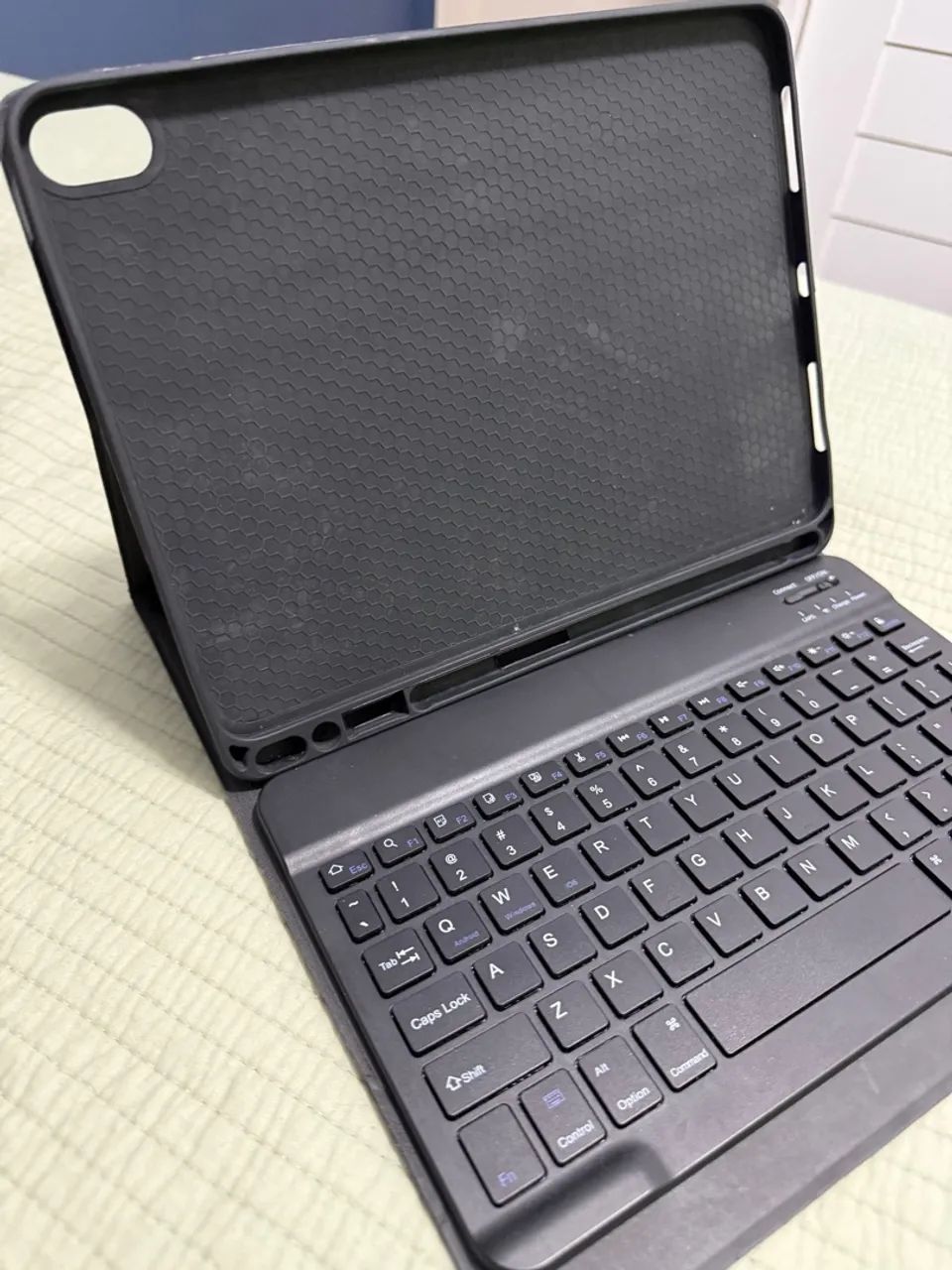 Capa com teclado iPad Air  - Foto 3