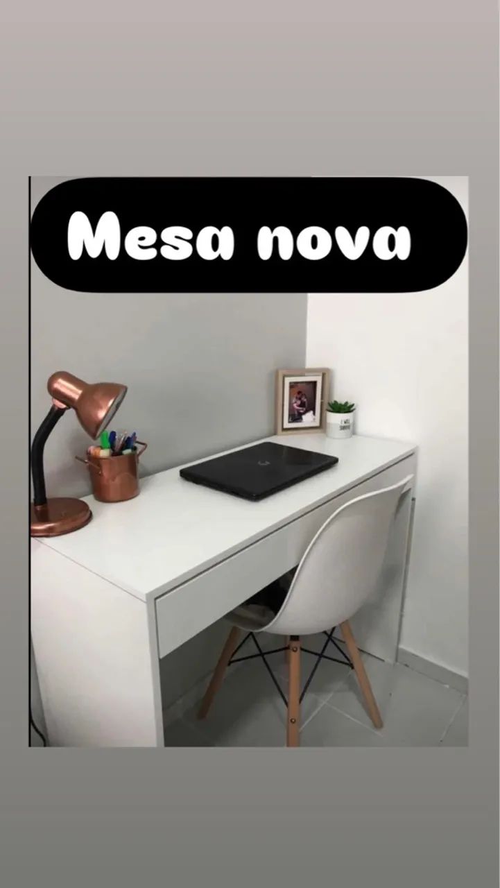 Mesa de escritório branca com design moderno