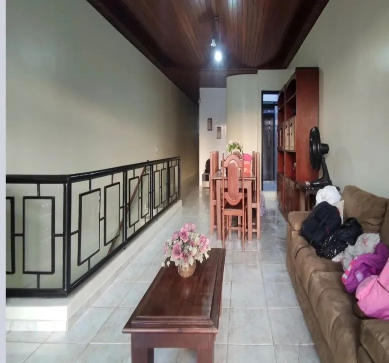 ALUGO CASA NOS ALTOS PARA FINS COMERCIAIS OU RESIDENCIAIS COM 3/4 TODOS SUÍTE 1 ESCRITÓRIO