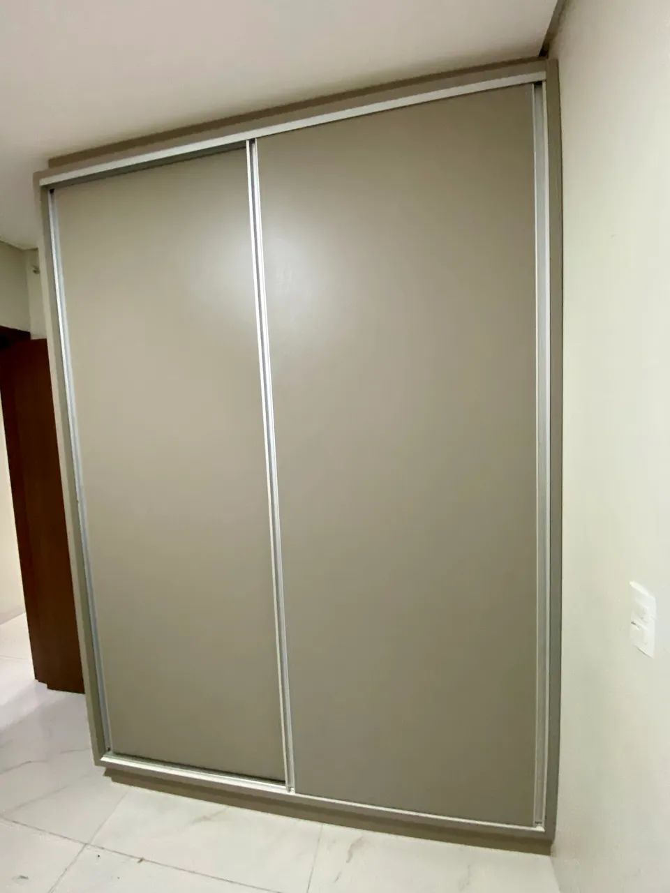 Guarda roupas com portas de correr e 8 gavetas de mdf cinza  