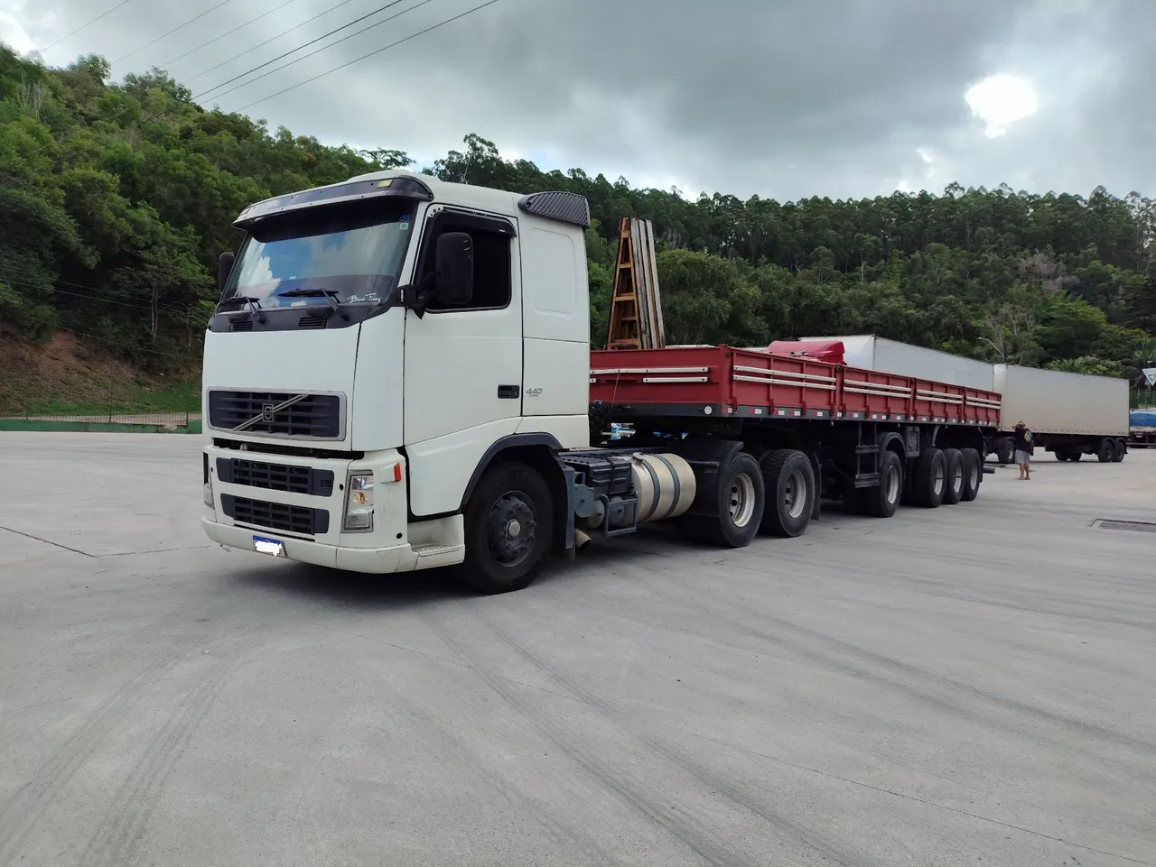 Volvo fh 440 trasado careta quarto eixo