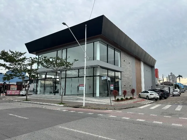 Ampla sala comercial 390m2- Térrea +Mezanino - São Vicente, Itajaí .