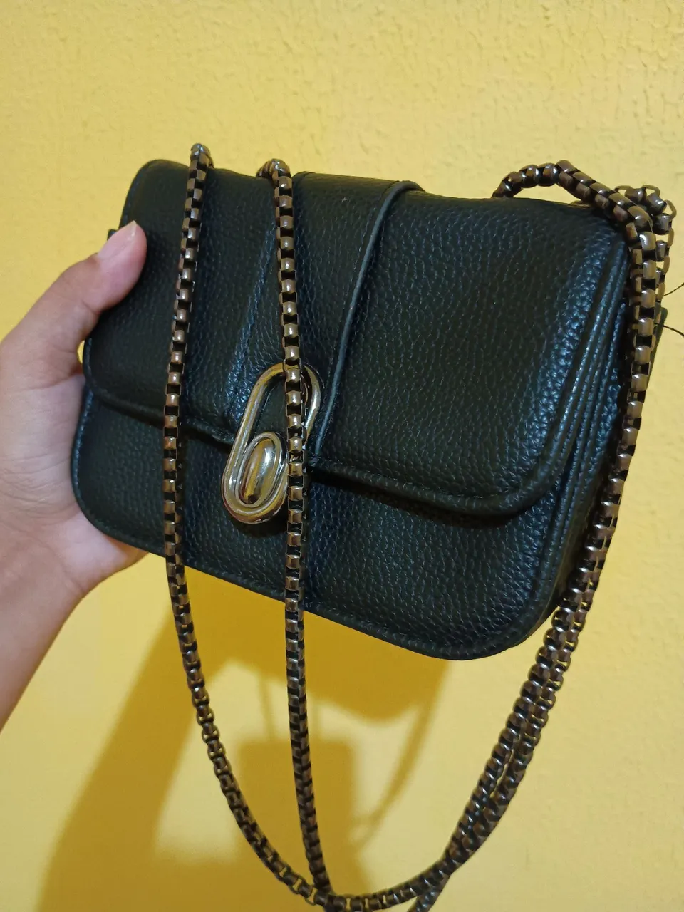 Bolsa feminina de ombro preta com corrente
