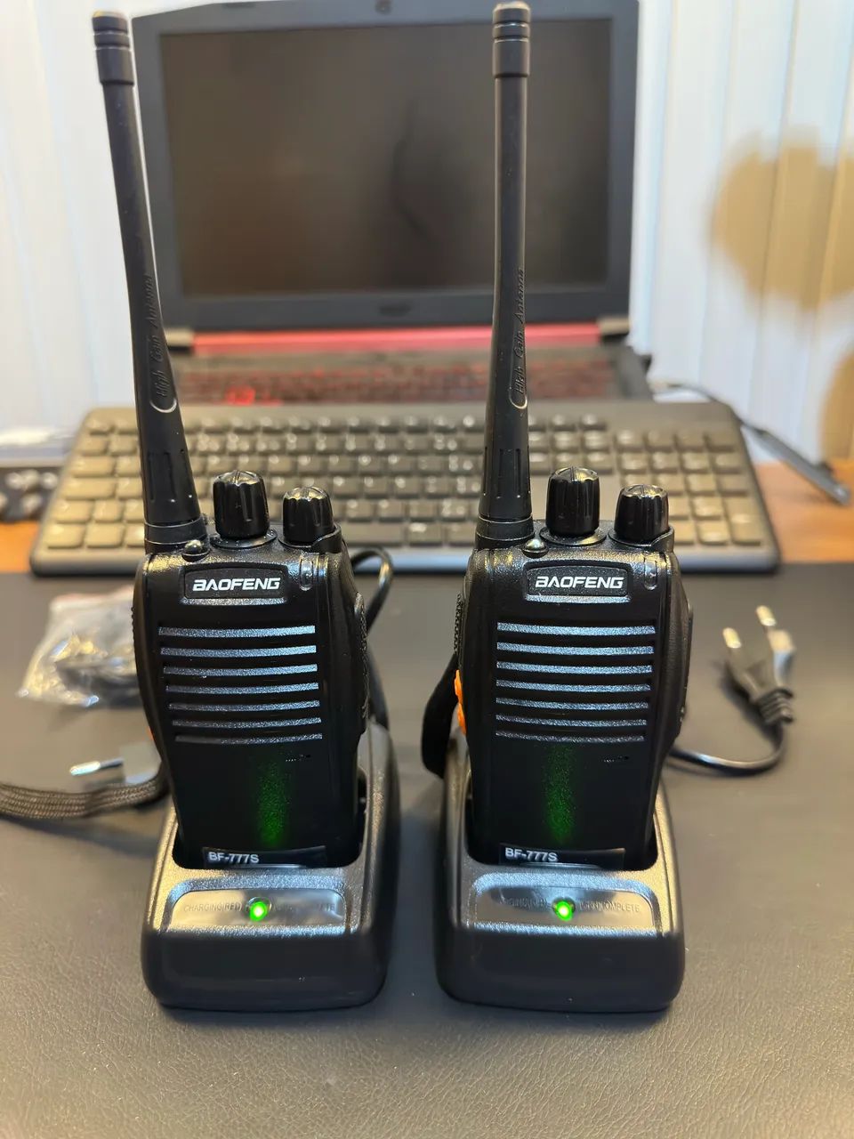 Par de Rádios Comunicadores Segurança Baofeng BF-777S + Fones de Ouvido - NOVO