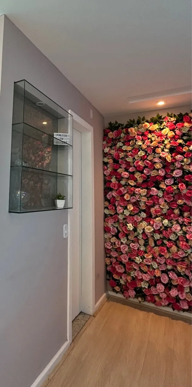 Flores artificiais para decoração de clínica de estética ou salão de beleza.