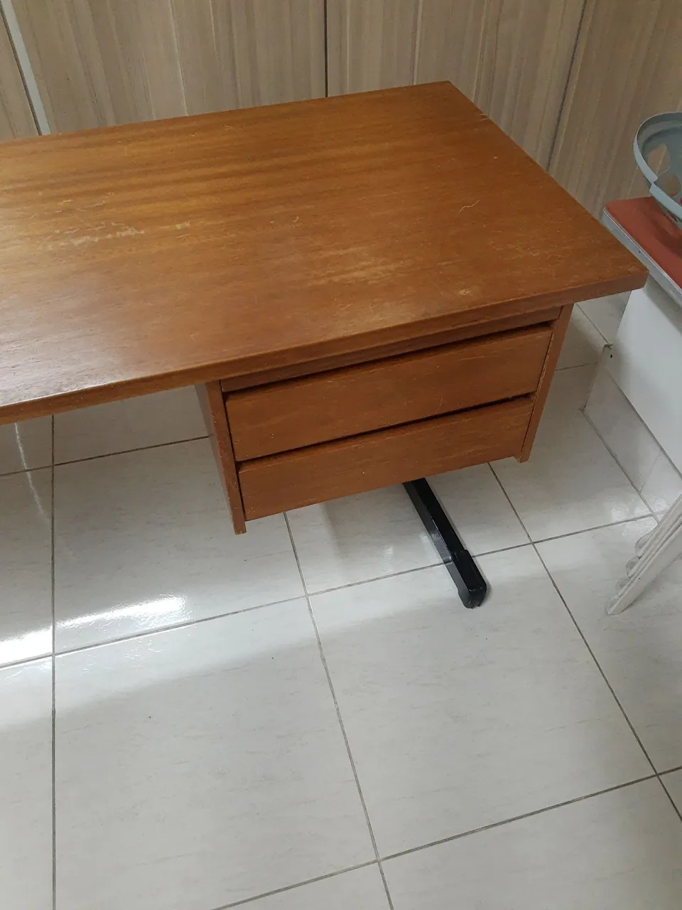 Escrivaninha de madeira com duas gavetas
