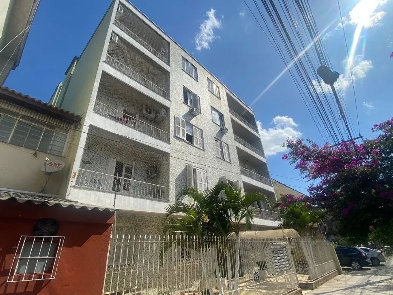 Apartamento 3 dormitórios com living 2 ambiente, cozinha separada e dependência completa, 
