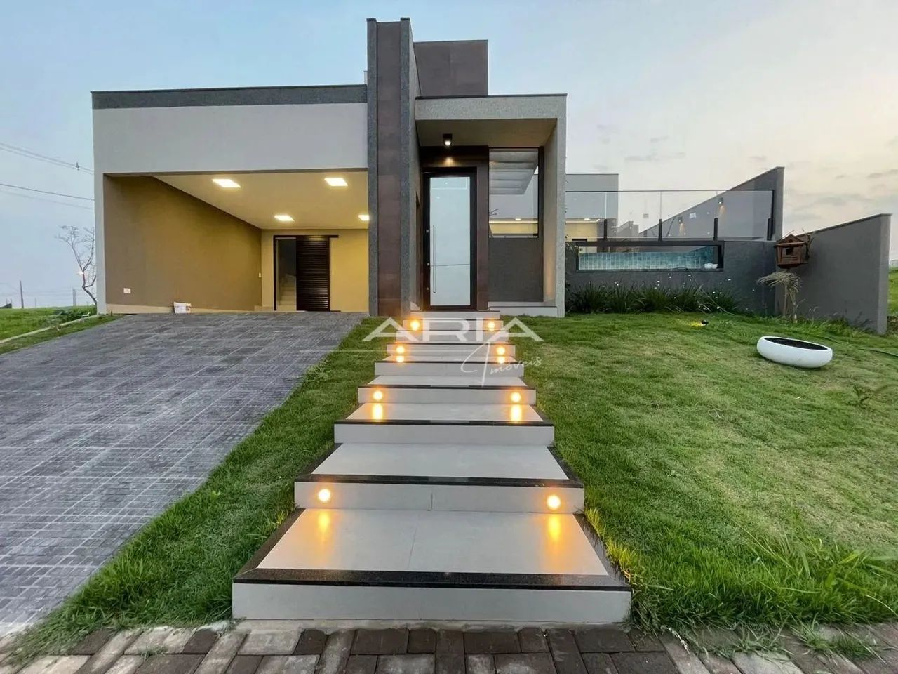 Casa com 3 dormitórios à venda, 2 vagas e 178 m - Jardim Tarobá - Cambé PR