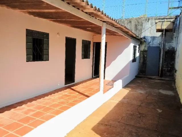 Alugo Casa de Vila c/ 2 Quartos (R. das Garças 854) - Centro