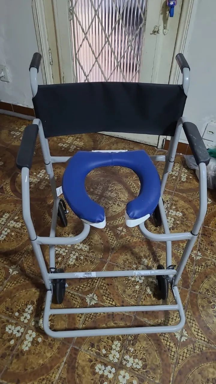 Cadeira de banho hospitalar com 4 rodas - Nova!