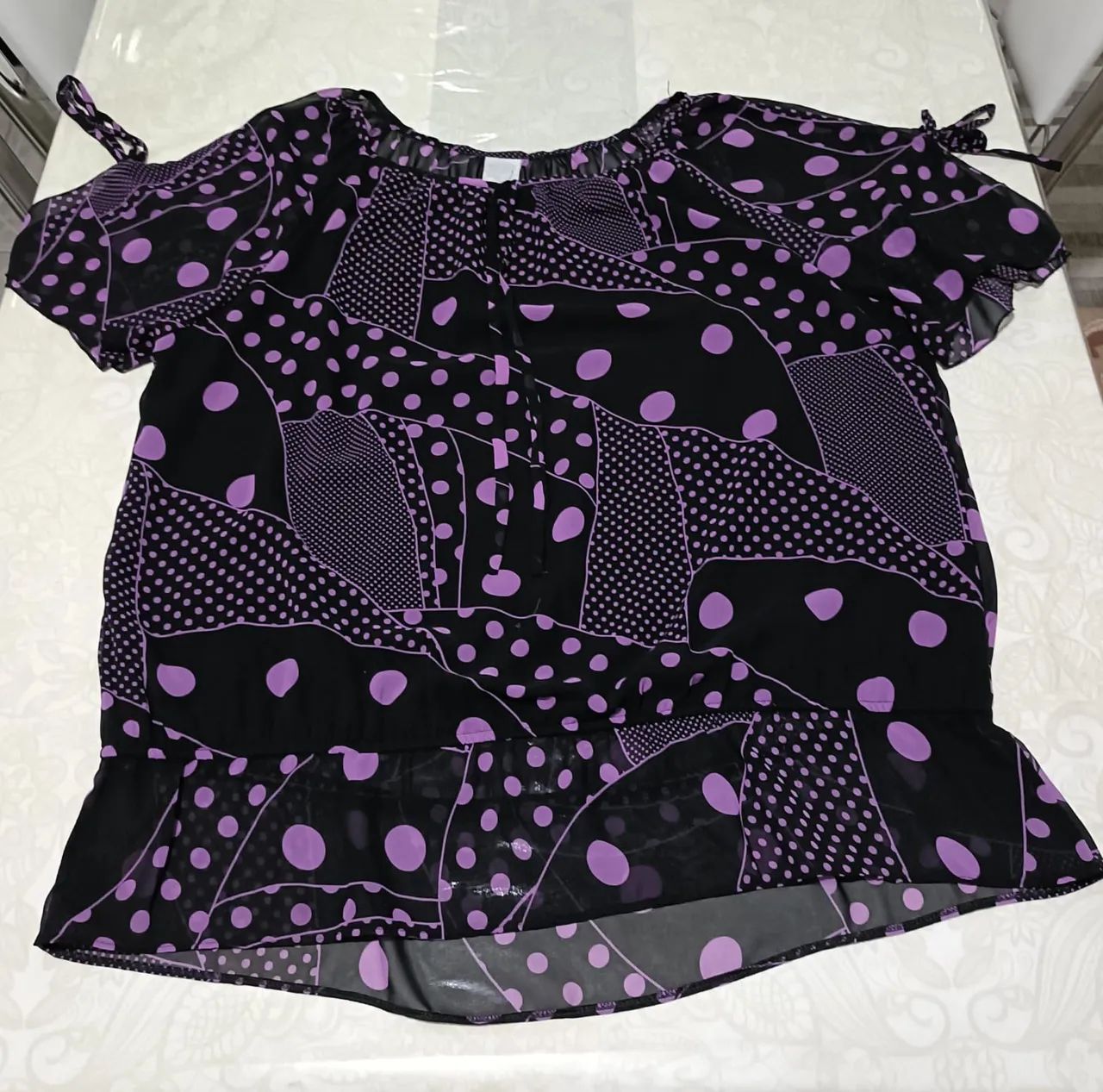 Blusa feminina estampada com detalhes em roxo