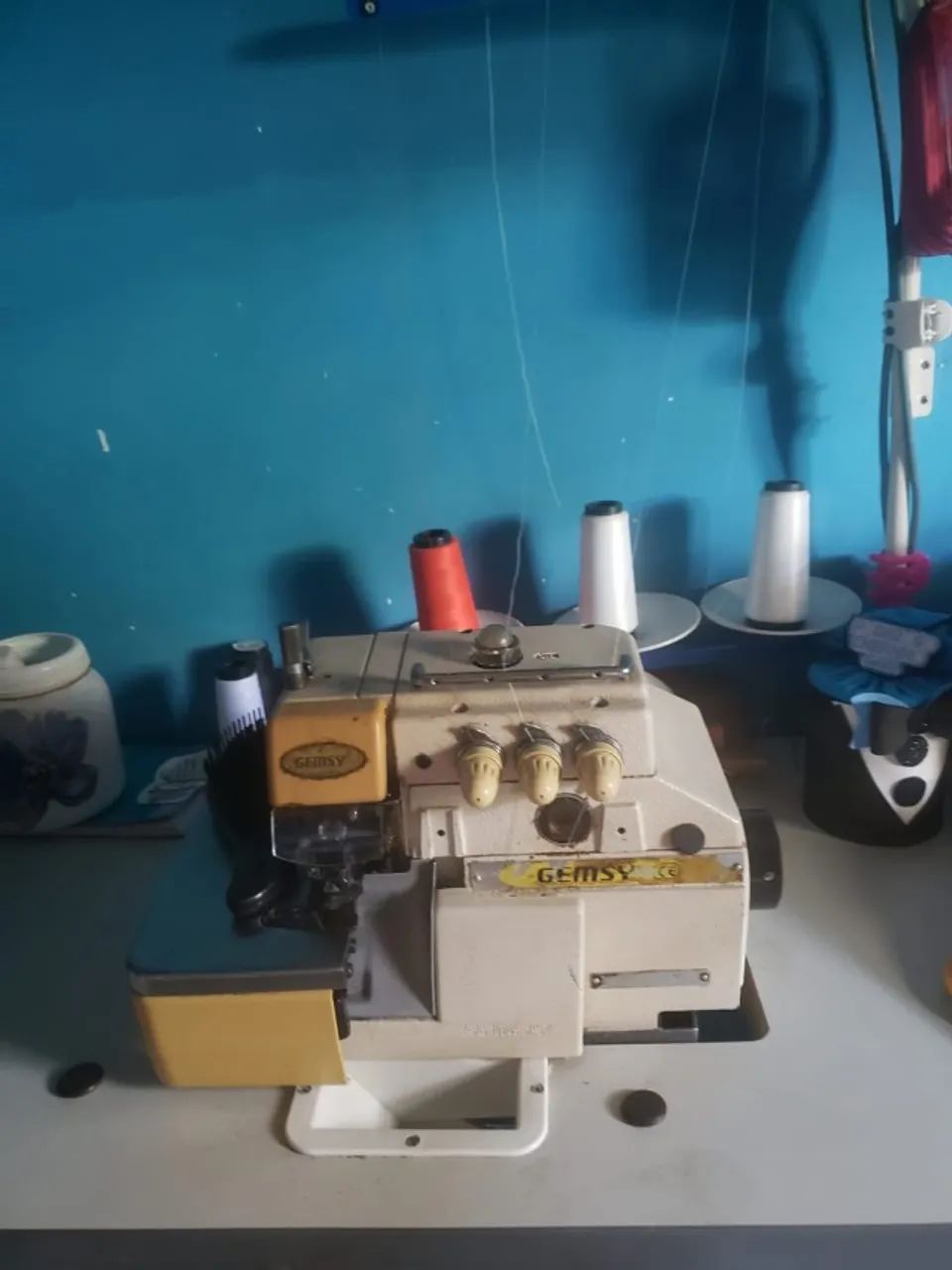 Uma  overloc 3 fios sem defeito, valor 900 reais