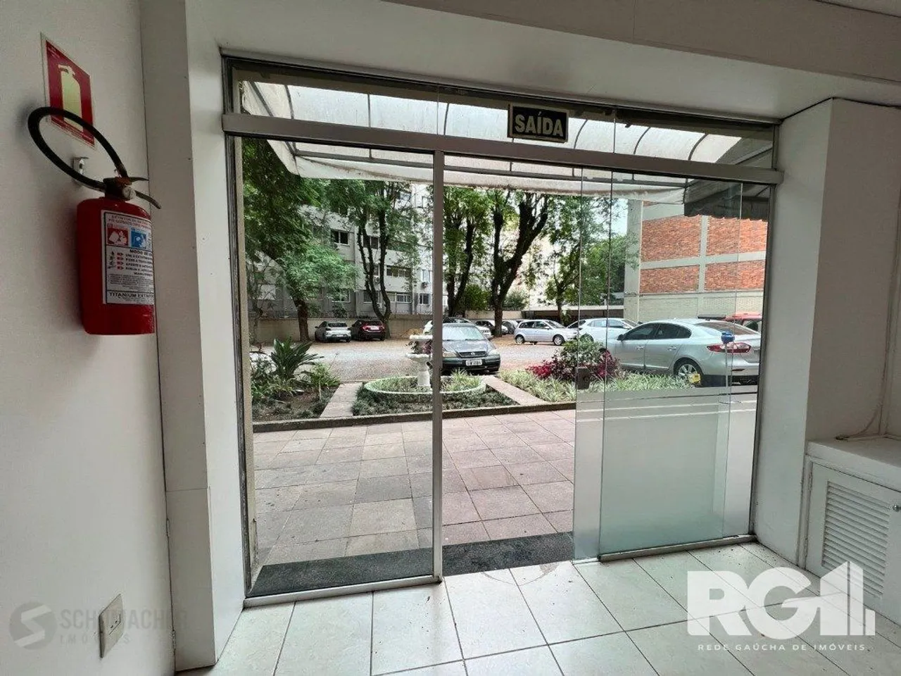 Loja térrea em condomínio de 45 m2 com vaga para alugar no bairro Floresta.