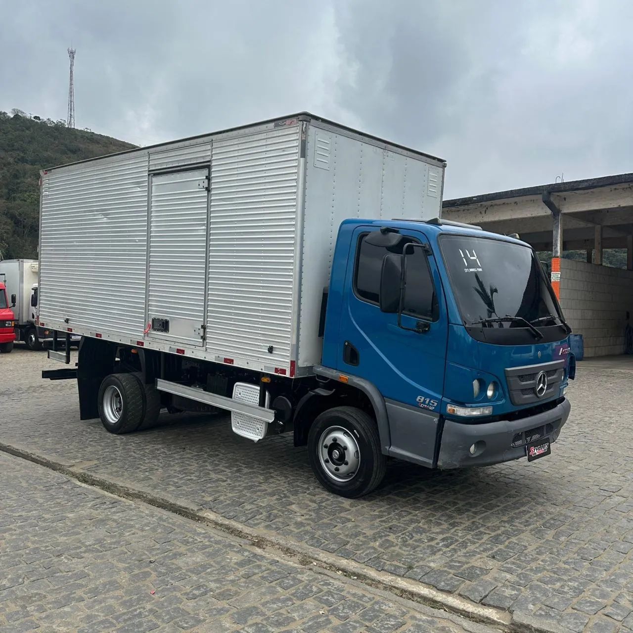 Acello 815 2014 baú com 5,20m
