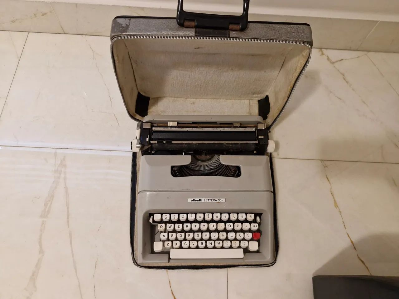 Máquina de escrever Olivetti Lettera 