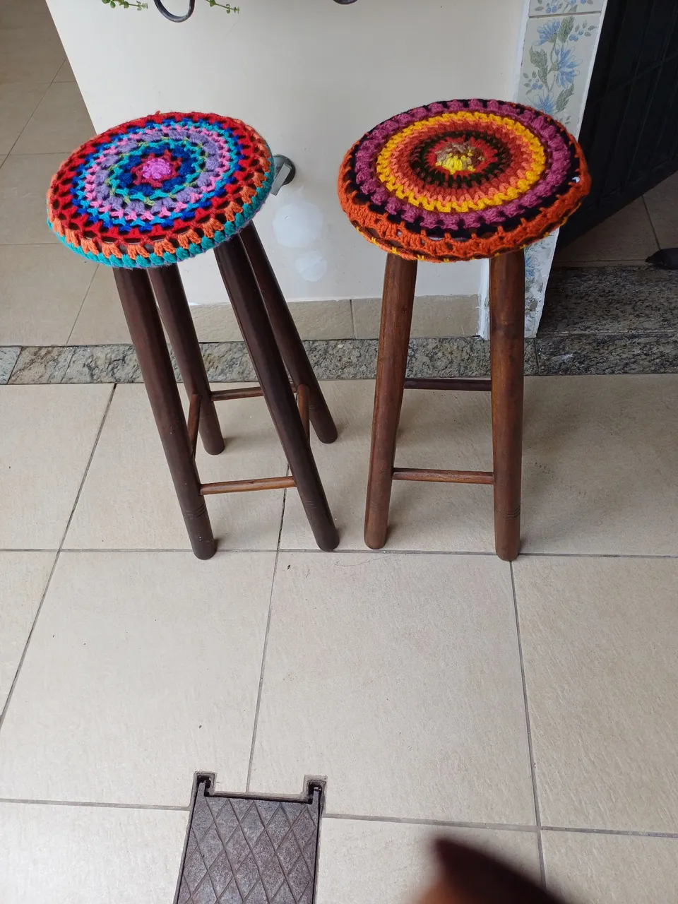 Banquetas com assento de crochê artesanal
