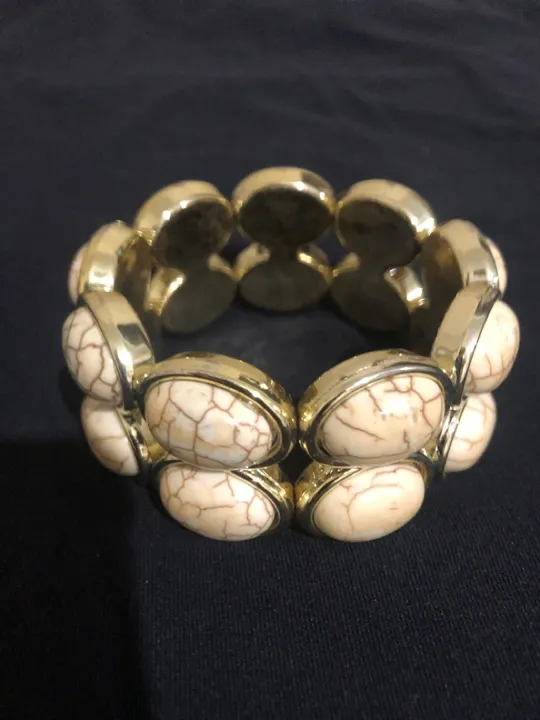 Pulseira de Pedra Bege com Detalhes Dourados