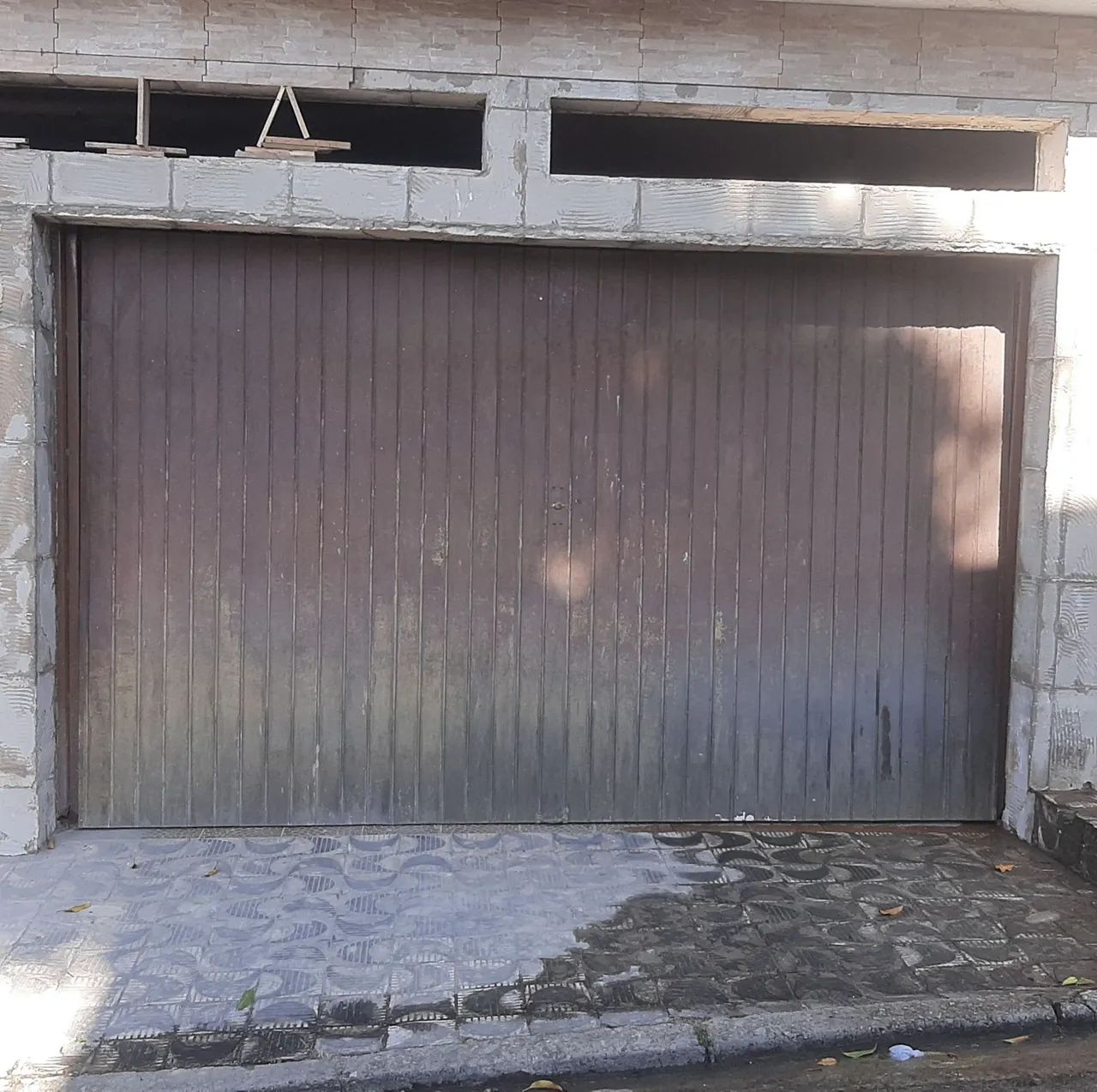 Portão de madeira maciça para garagem e dois portões sociais. - Foto 4