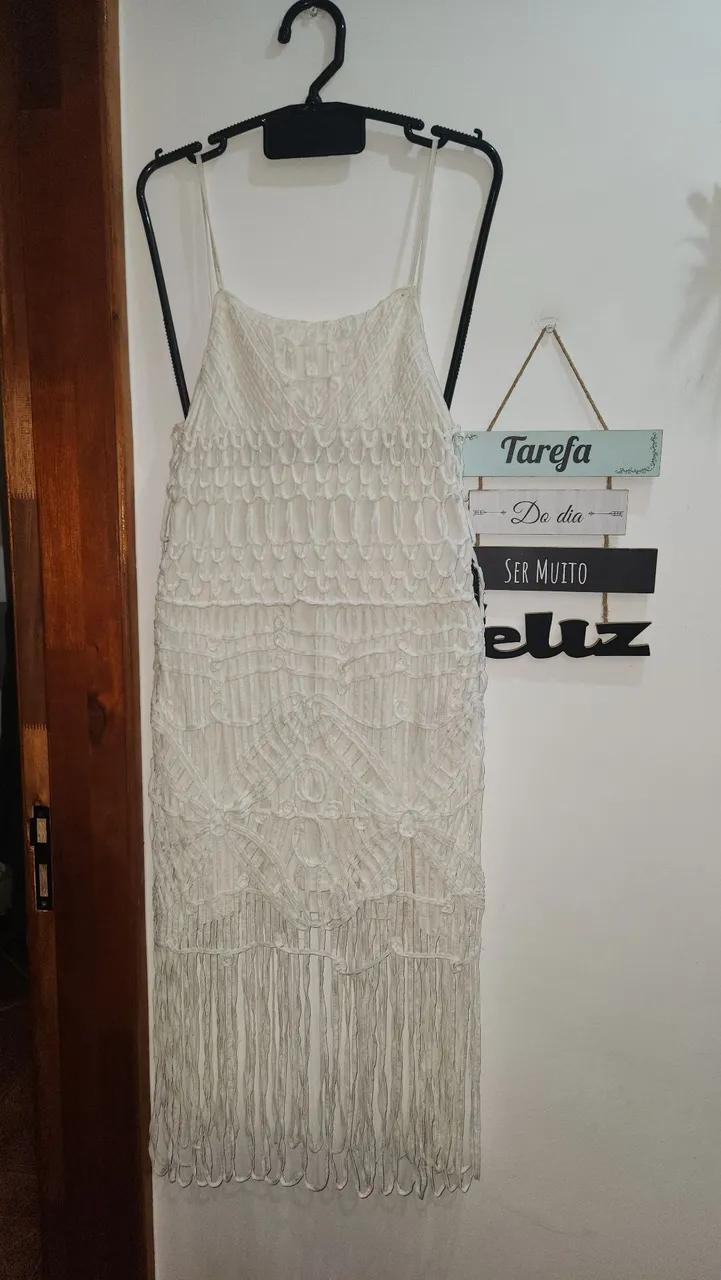 Vestido branco com detalhes e franjas