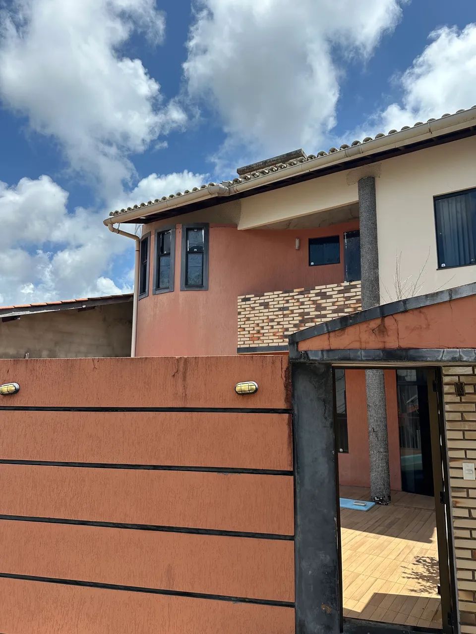 Casa com 4/4 com 4 suites 