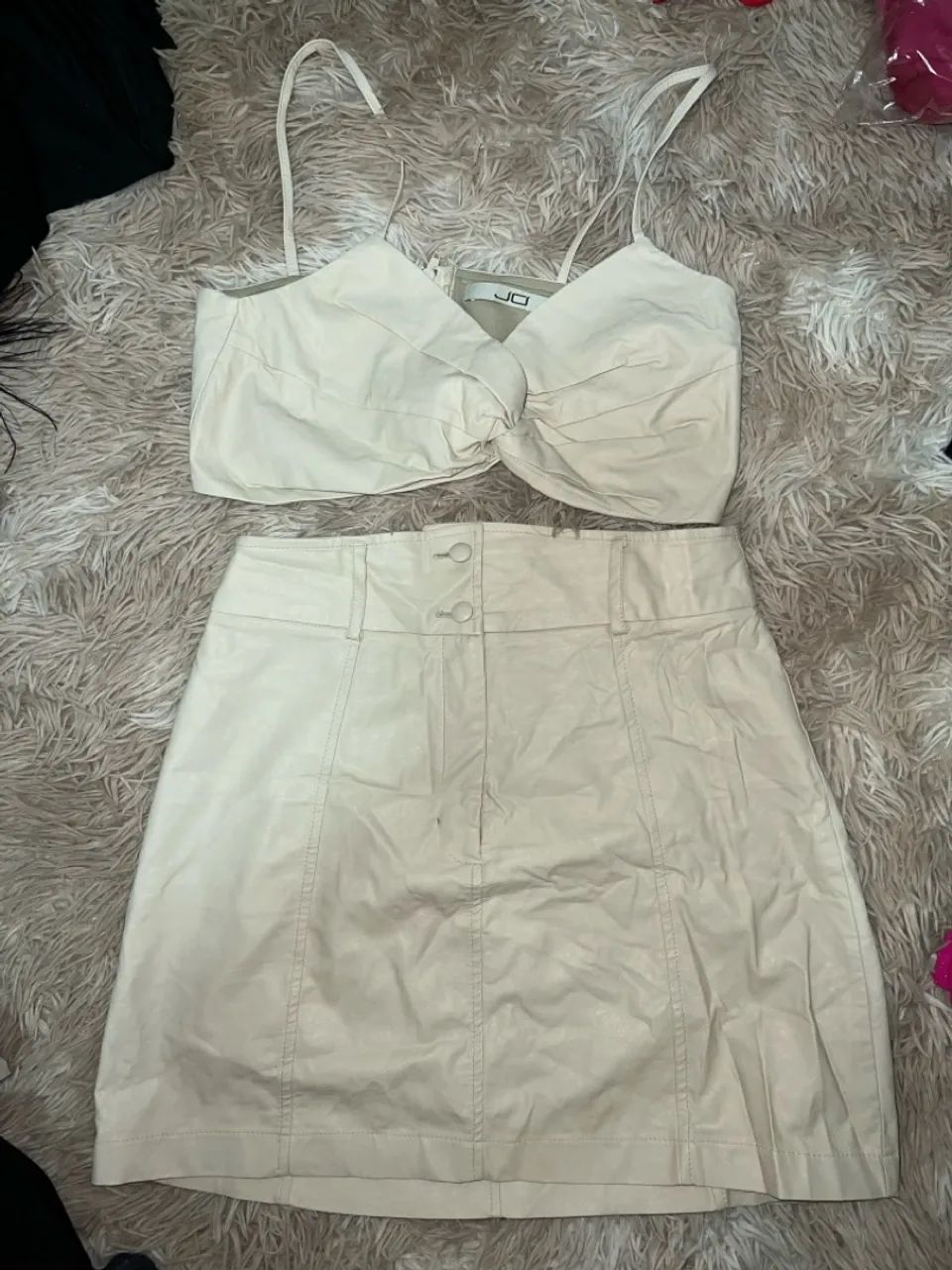 Conjunto Cropped e Saia Courinho Bege - Foto 2