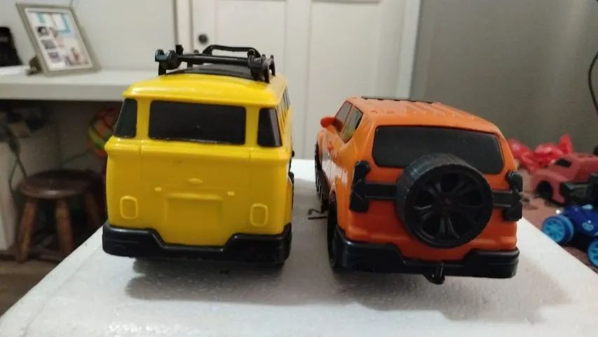Lote Com 2 Carros Em Miniatura 1/24 (sucata) - Foto 2