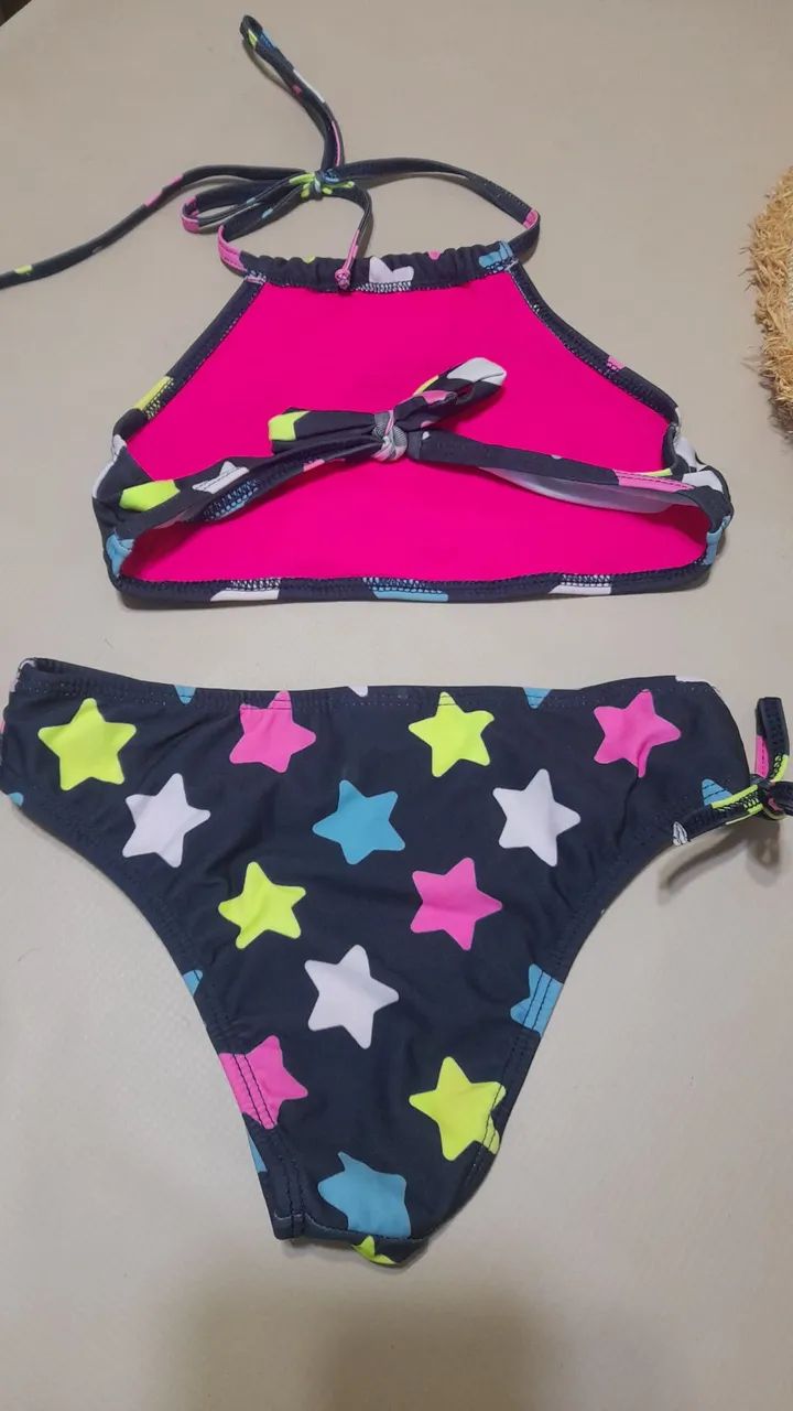 Vendo conjunto de Biquine e chapéu de palha decorado, seminovo Tamanho 9 anos - Foto 3