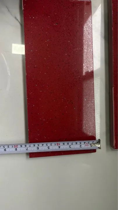 Cuba de banheiro branca com bancada em granito vermelho estelar - Foto 3