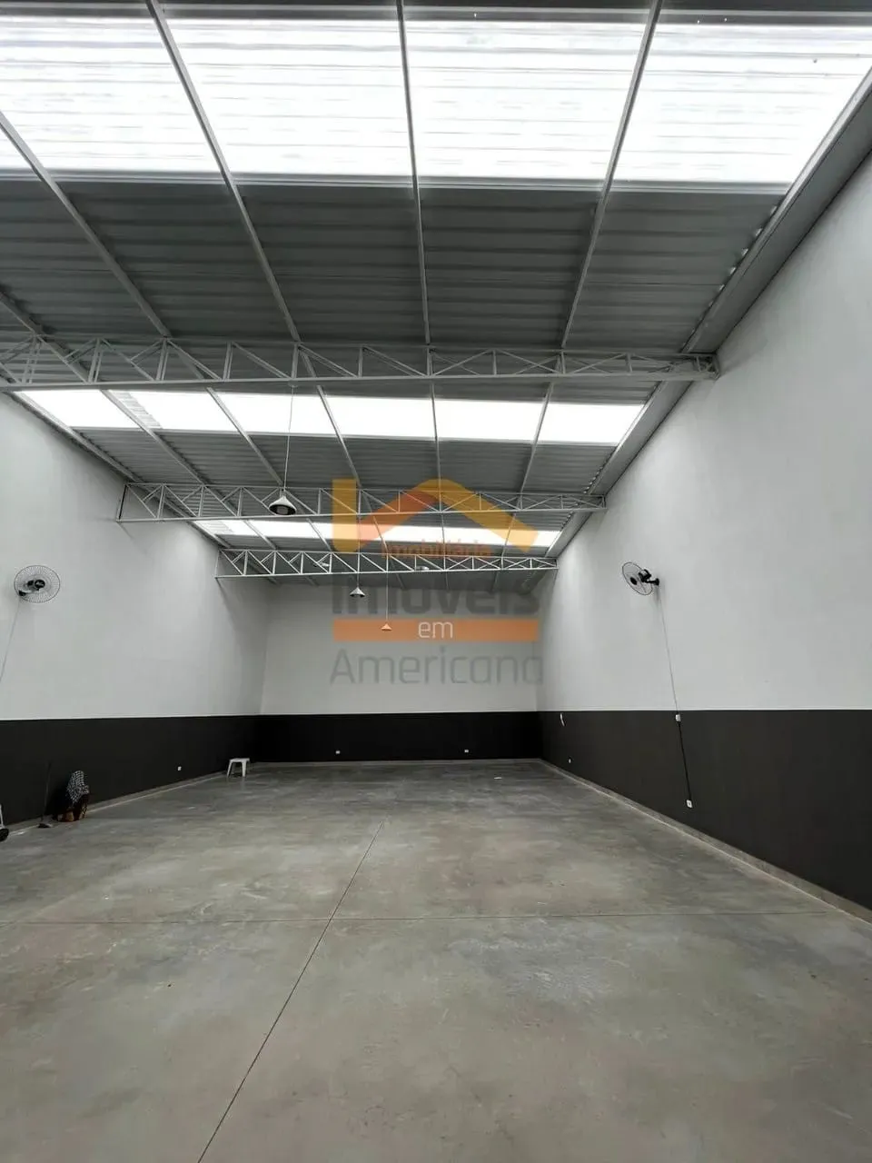 Salão Comercial à Venda em Santa Bárbara Doeste-SP - 3 Salas, 1 Banheiro, 4 Vagas de Garag