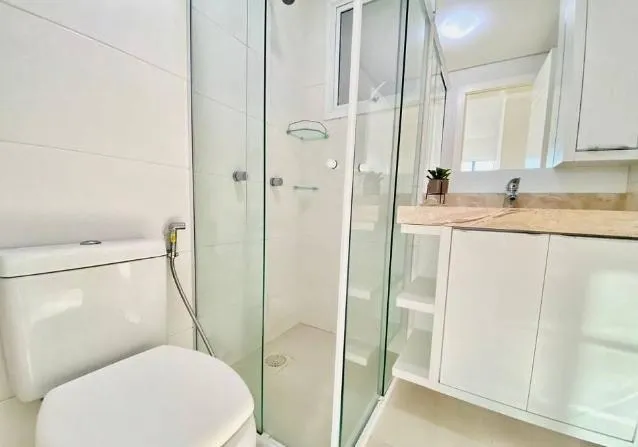 Vende-se apartamento no Centro de Curitiba com 2 quartos, 2 banheiros e 1 vaga.