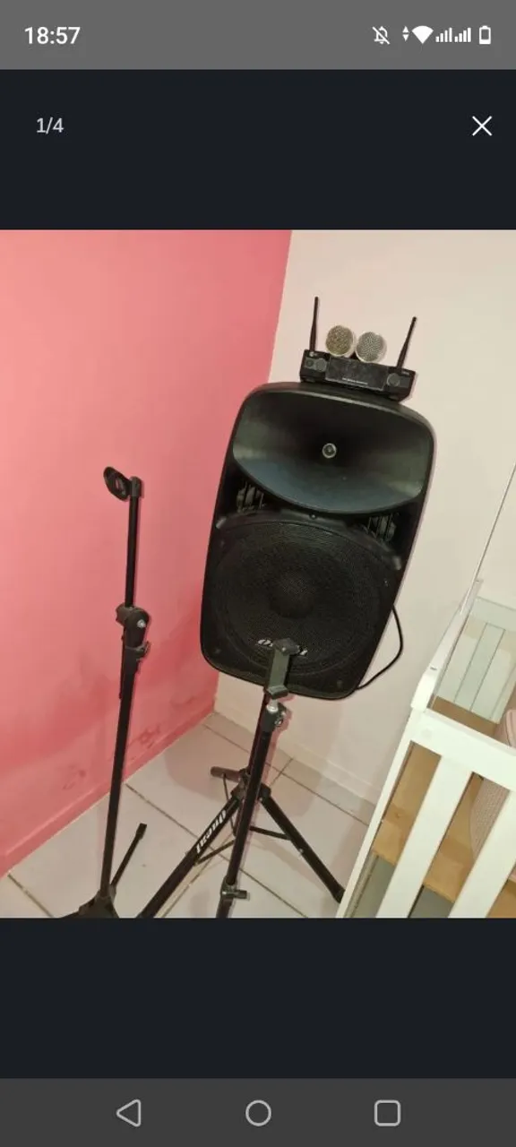 Caixa de som com microfone e pedestal