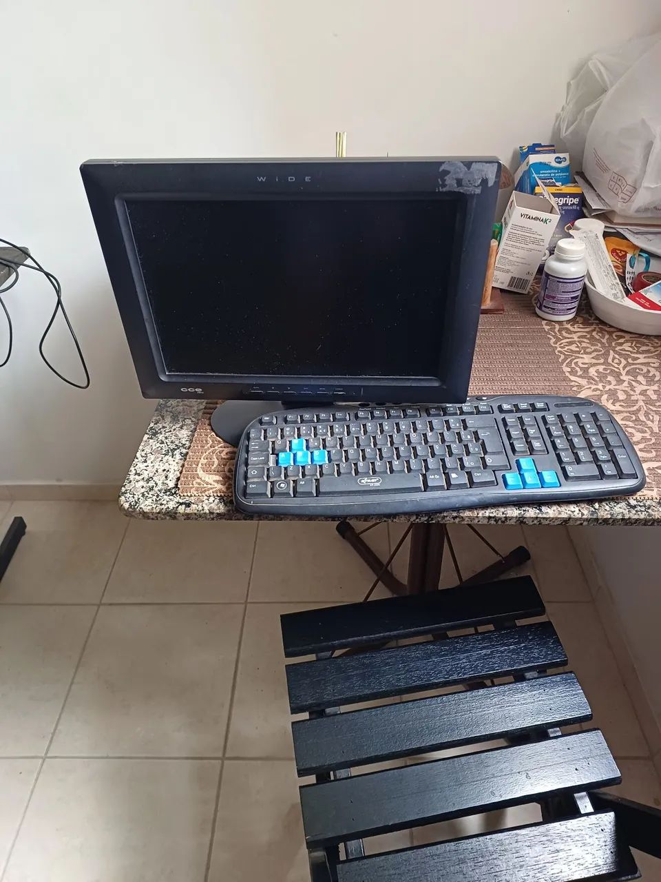 monitor com teclado a pilha 