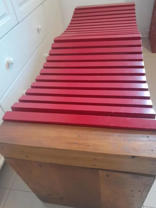 Banco de madeira com assento vermelho - Foto 5