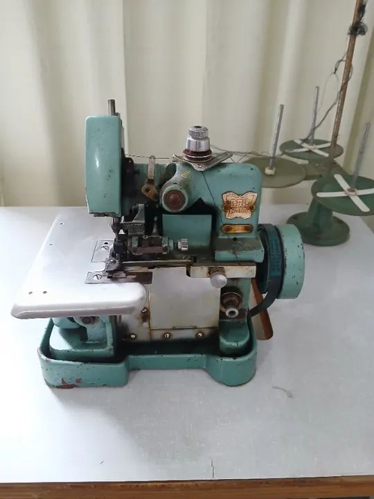 Máquina overloque chinesinha butterfly usada - Foto 3