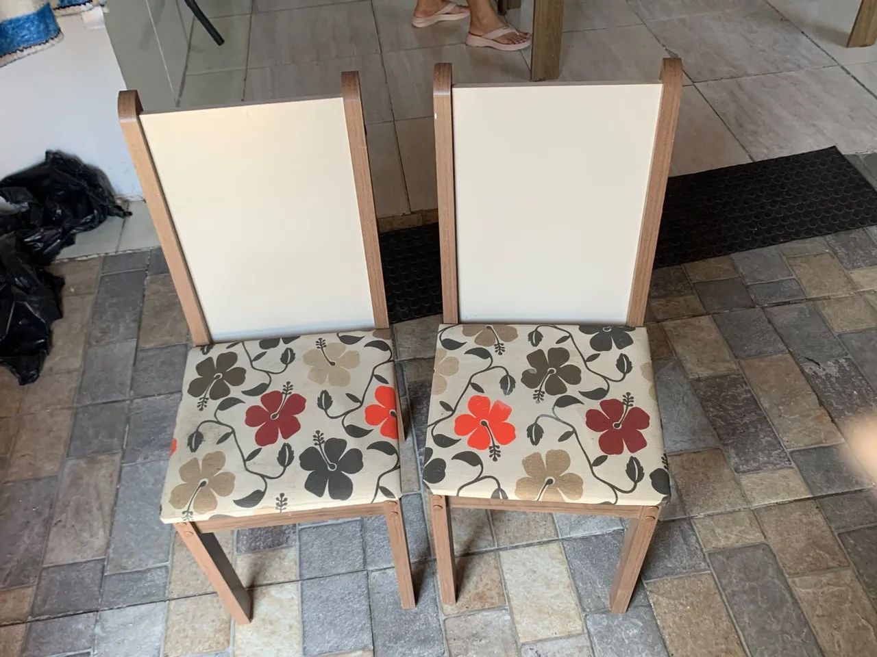 Vendo mesa  de jantar pouquíssimo usada . De mdf com vidro em cima 