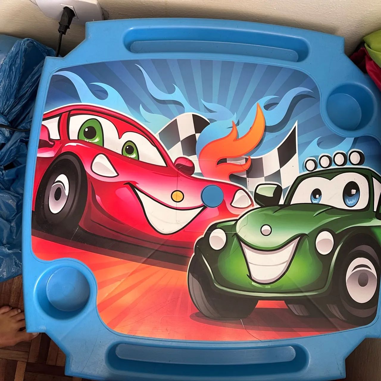 Vendo mesinha infantil + cadeiras  - Foto 2
