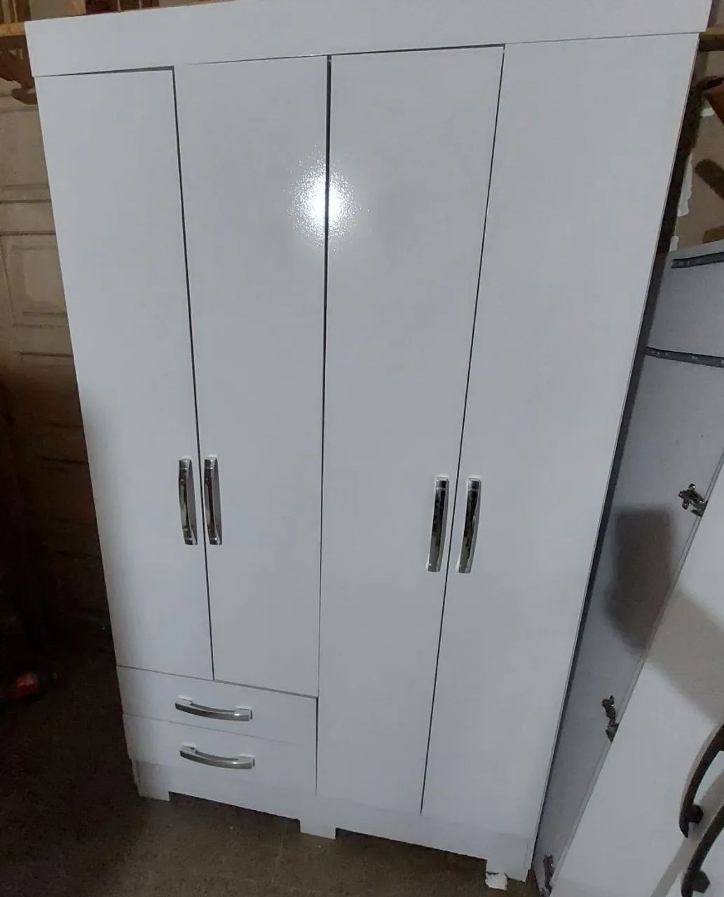 Guarda roupa 4 portas e 2 gavetas
