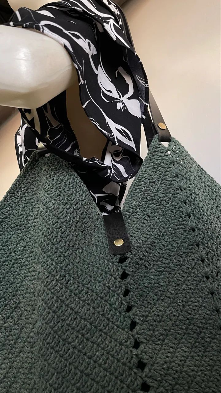 Bolsa de ombro verde musgo feita de crochê com alça de couro sintético nova - Foto 3