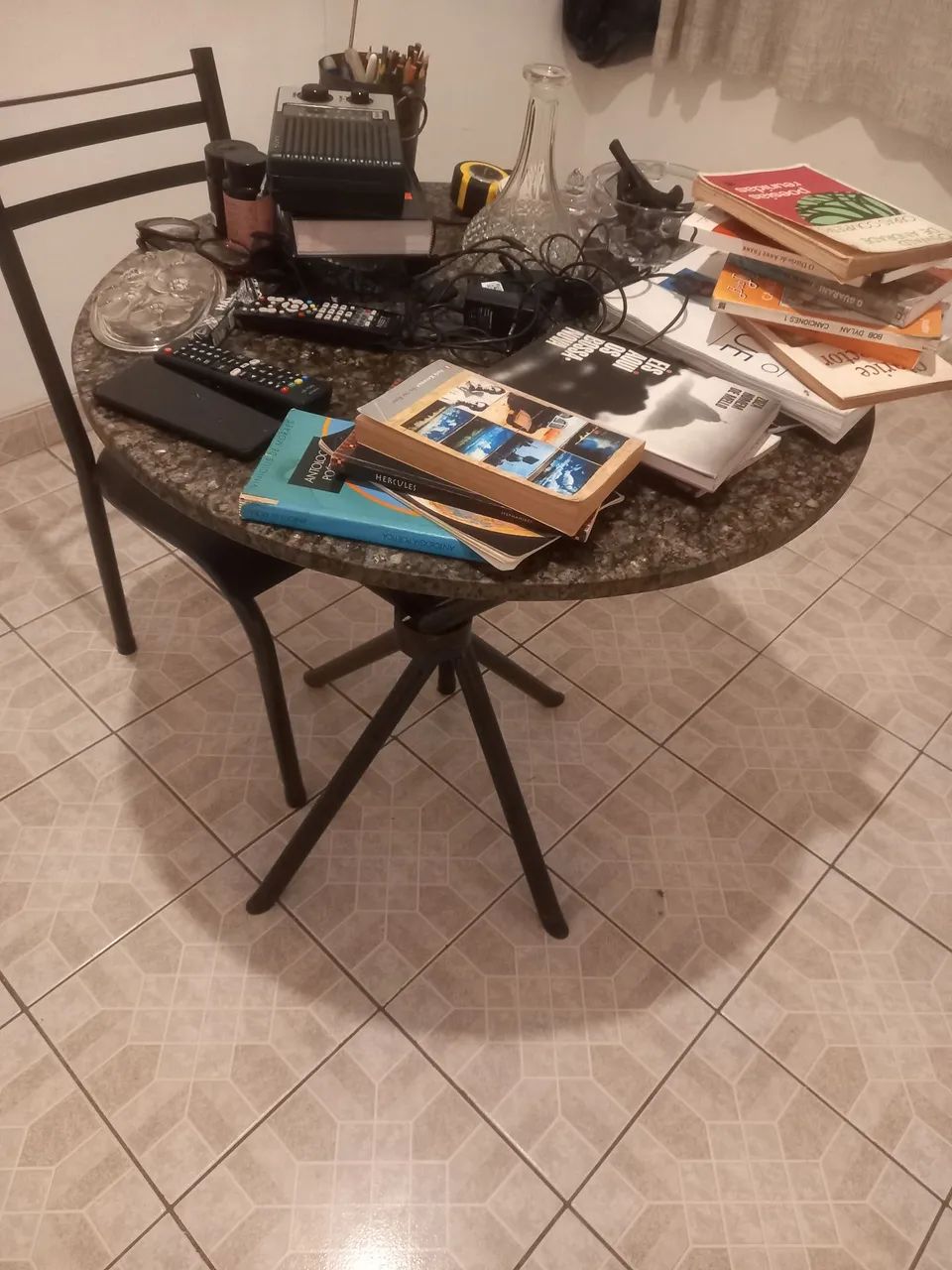 Mesa com uma cadeira tampo de mármore 