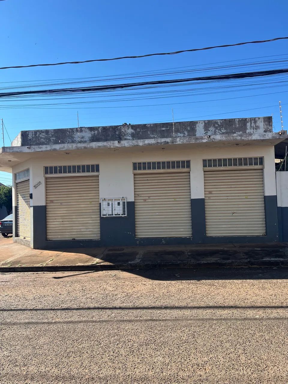 TERRENO DE ESQUINA com dois cômodos de comércio