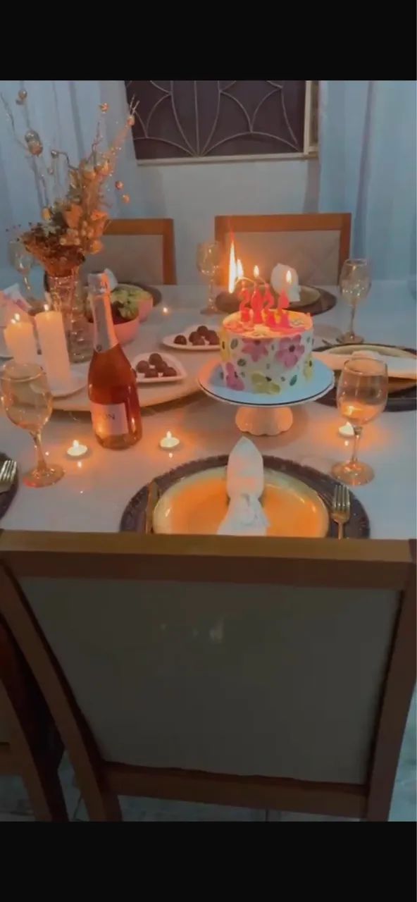 Vendo mesa com as cadeiras 