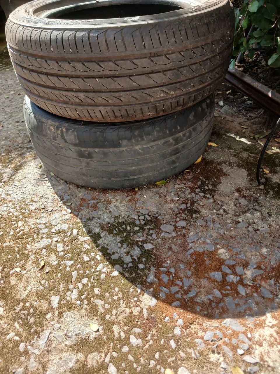 Par de pneus a 18 é bom estado.