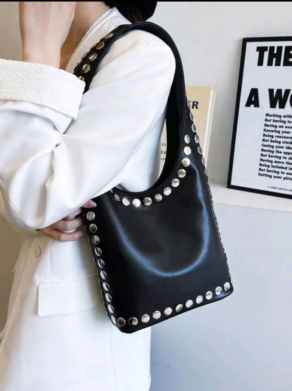 Bolsa Balde Feminina Com Rebites Estilo Punk Ombro Preta - Foto 4