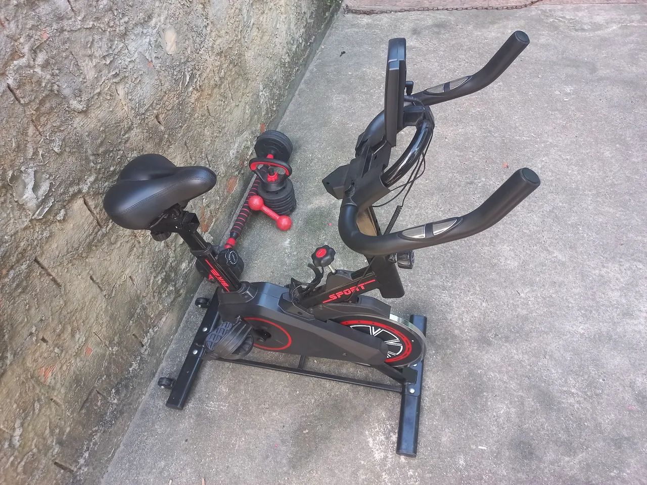Bike de malhar e pesos 