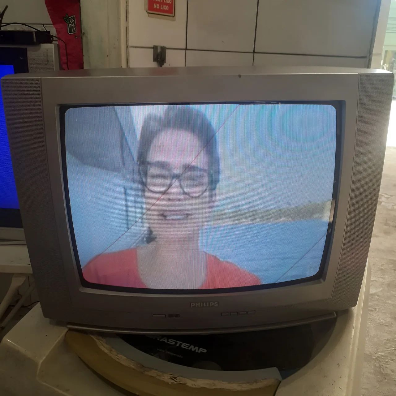 Tv 20 polegadas  Philips  som baixo ,mas perfeita imagens  - Foto 4
