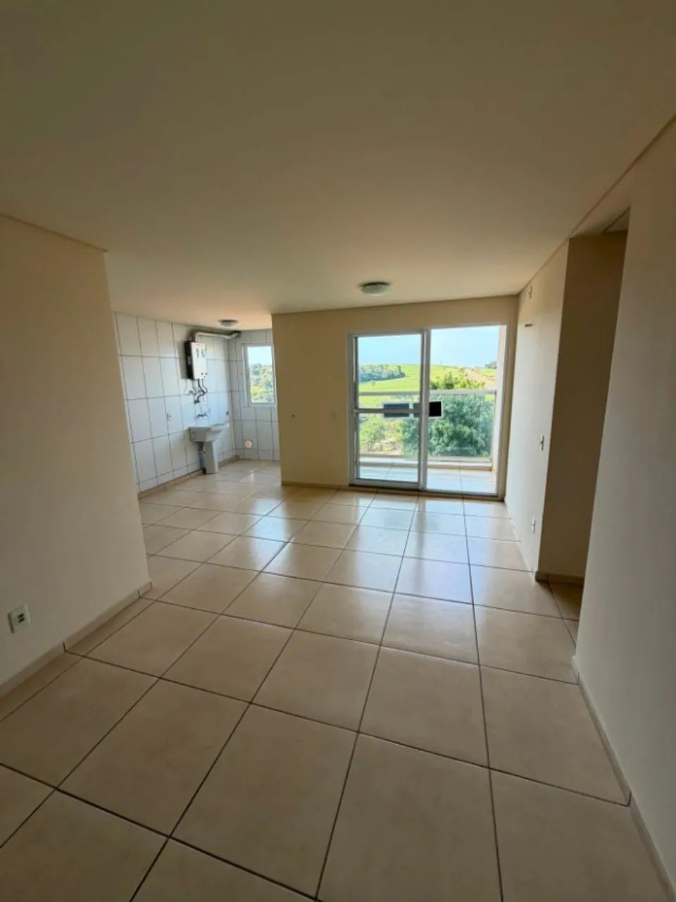 Apartamento 3 quartos e 2 banheiros, bem iluminado com sacada e espaçoso
