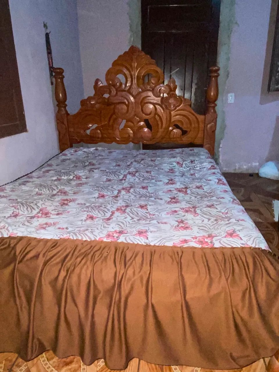 Vendo cama de casal de madeira com colchão pra vender logo. 
