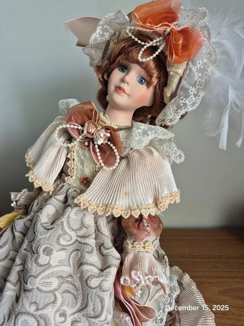 Boneca de porcelana com vestido vitoriano USADA - Foto 6