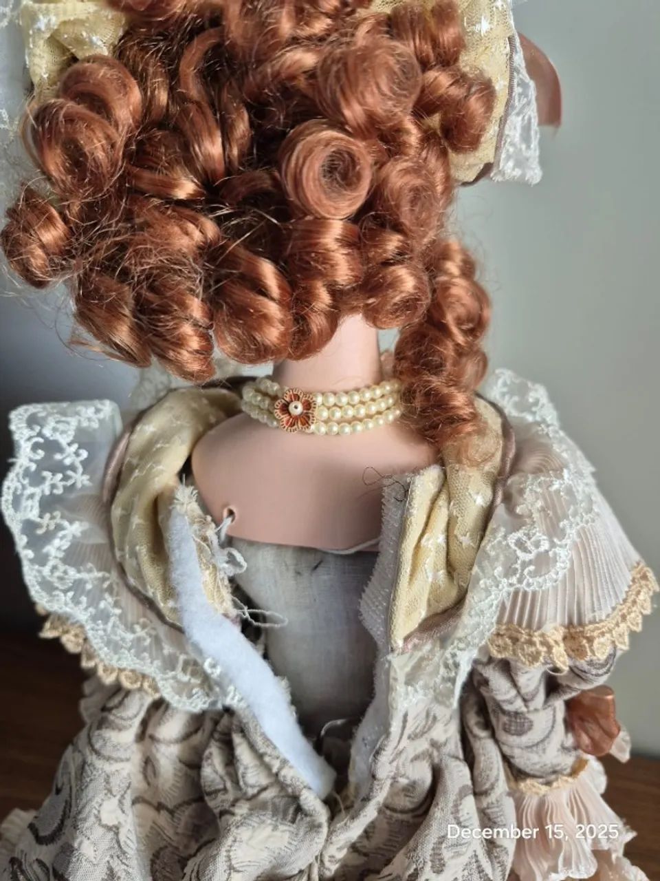 Boneca de porcelana com vestido vitoriano USADA - Foto 5
