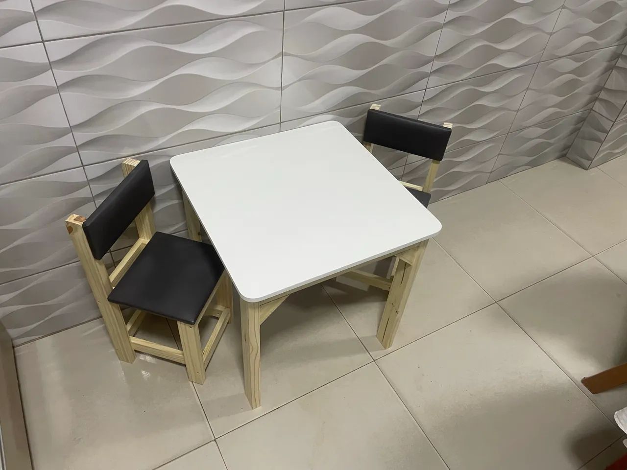 Mesa infantil mdf, com cadeiras estofadas